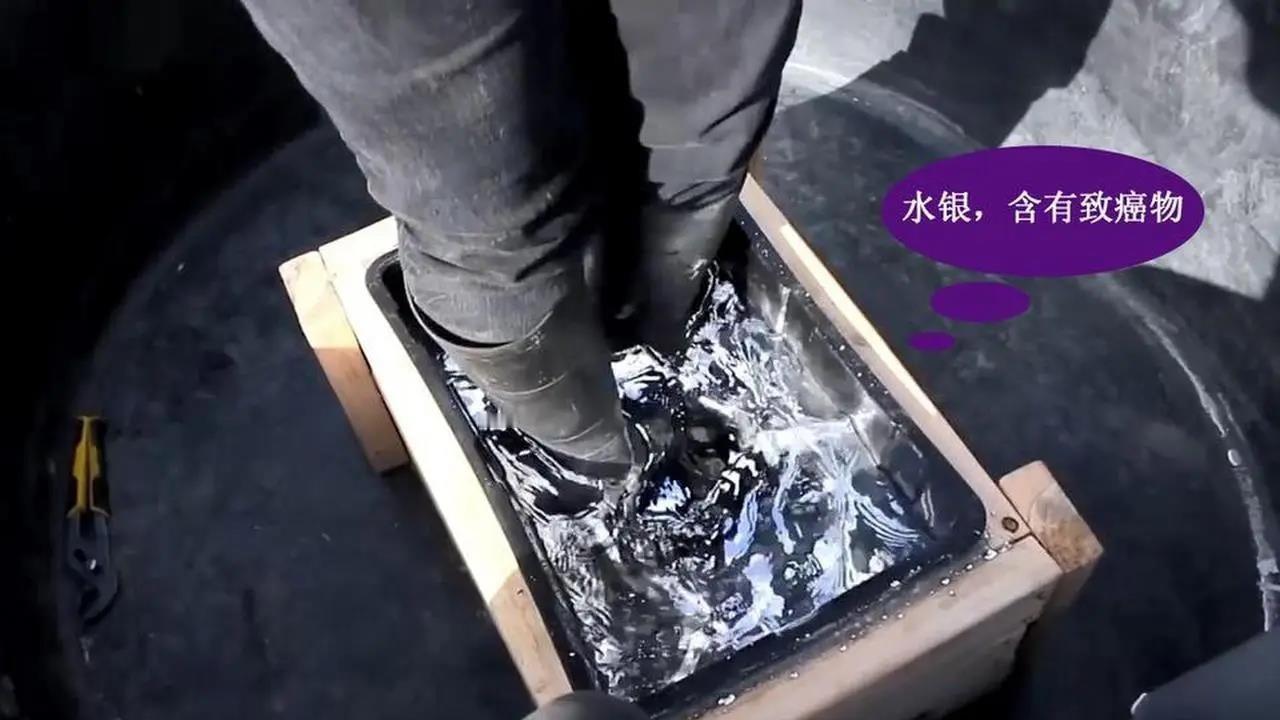 一位女科学家在做实验时，不小心将2滴化学试剂滴到了乳胶手套上，由于有专业防护手套