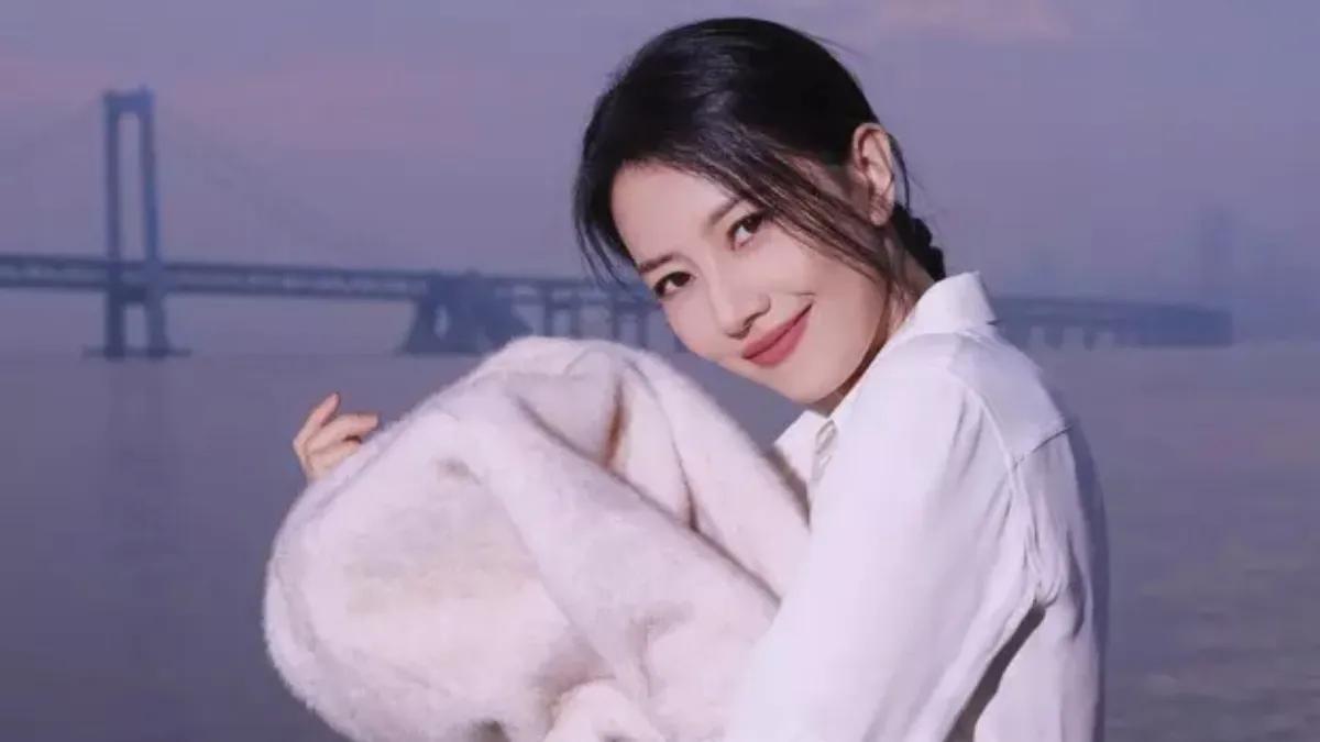高圆圆在大连提前感受冬日韵味！她身着一袭精致的羊绒外套，漫步于海边，仿佛在与即将