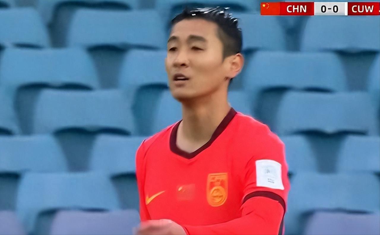 国足赢球了，2-0拿下库拉索！按理说该庆祝，可网上却骂声一片。球迷直呼对手“没出