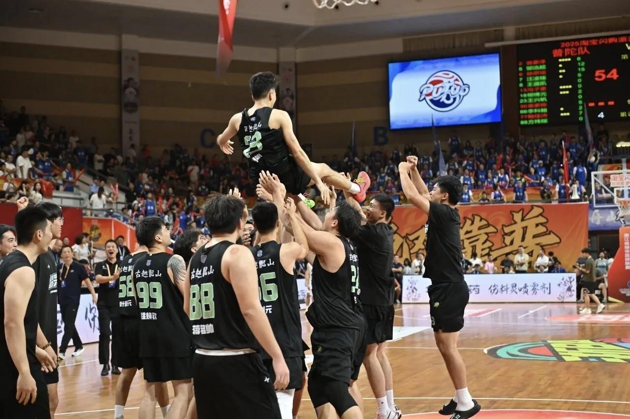 打铁大乱斗！绍兴赢下嘉兴，嘉兴这一场输得不冤！两队合计全场投进3个三分，绍兴12