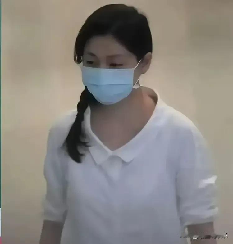 大曲线独自现身机场，
近日她参加韩综，被韩媒讽刺“丑角”
如此一来，她在韩国复出