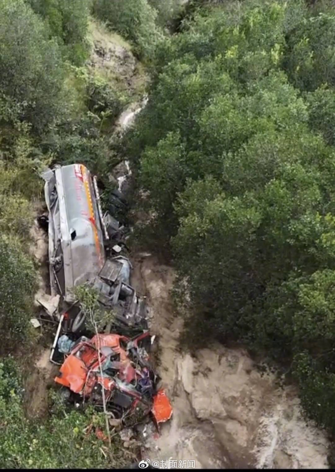 【#四川一油罐车坠崖致2人死亡#】9月28日，网友发布视频称，在四川泸定二郎山附