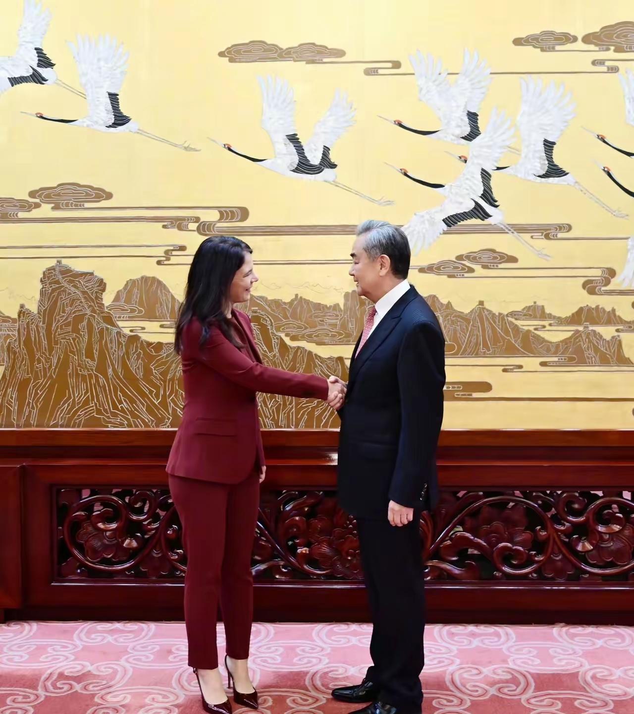 中国和联合国谈妥了
4月29日，中国外交部长王毅在北京会见第80届联合国大会主席