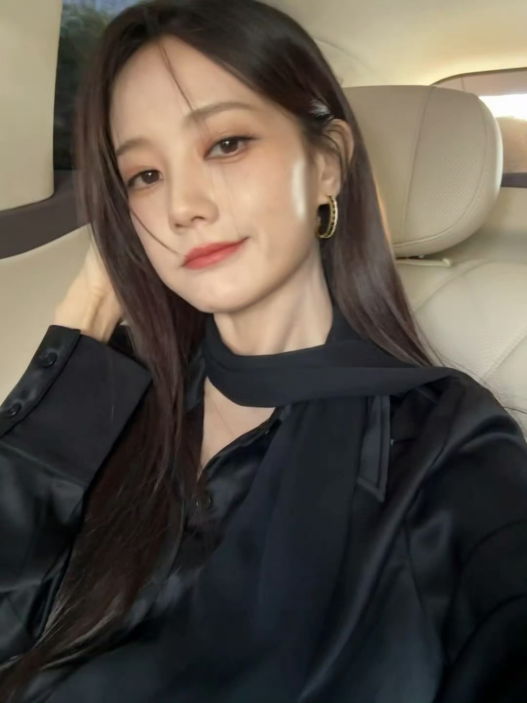 李一桐李一桐大地色眼影李一桐黑色丝绸西装 李一桐黑色丝绸西装好帅啊 