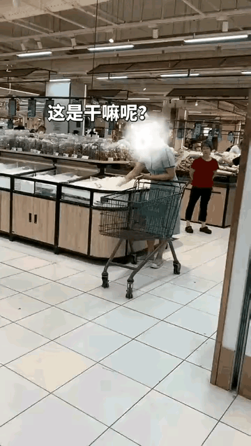 超市里，一个女子在一个散装白面柜台里徒手翻找着什么，她的手上沾满了白面，太不卫生