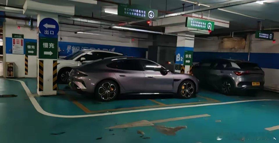 一台车占俩车位，还真是有什么样的车主就开什么样的车。这个品牌，从高层到基层，压根