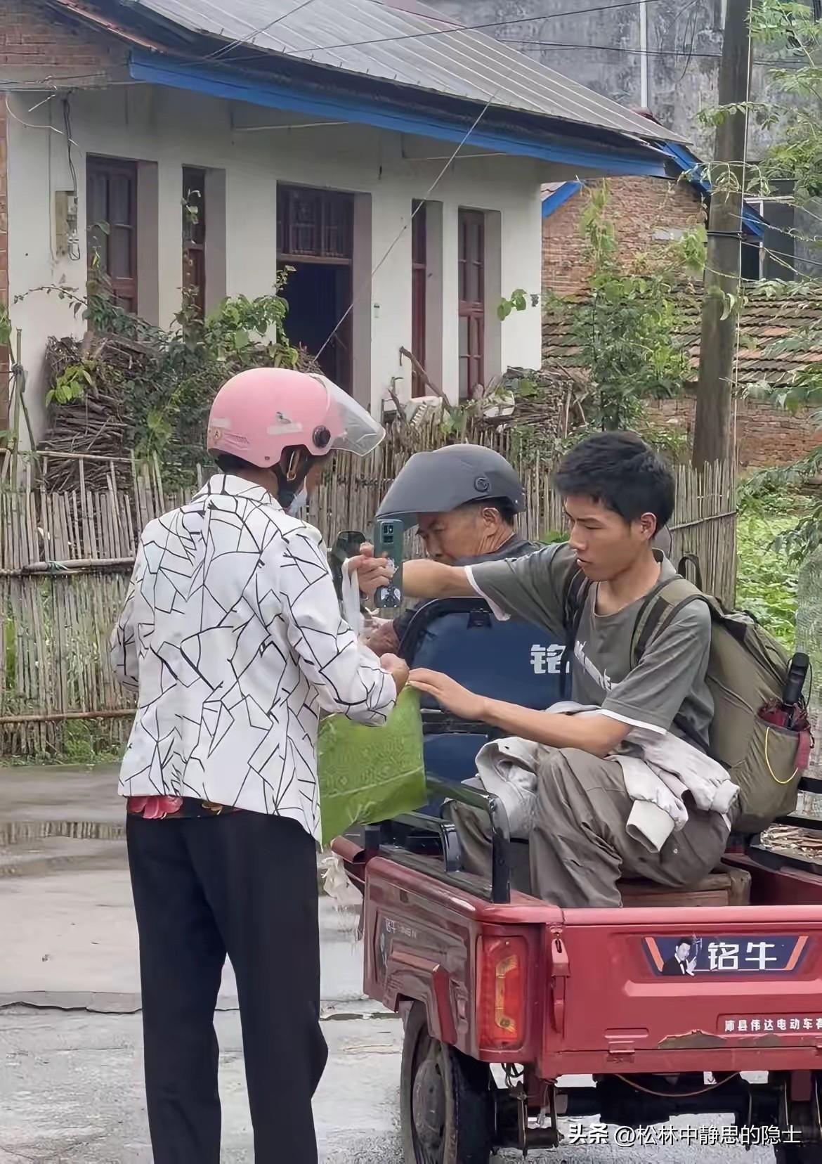 3岁没了妈妈，7岁没了爸爸。湖南常德18岁的男孩左力，在伯伯家里一住就是整整十一