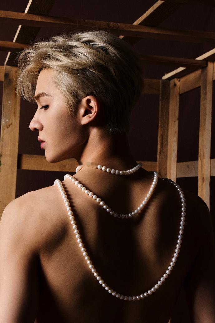 #朱正廷悬丝傀儡大片##朱正廷裸背#朱正廷的身材也太绝了吧！裸背照性张力十足，期