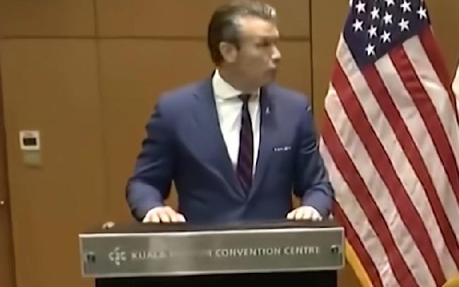 赫格塞斯，特朗普，双双低头！
两个人都已经说了，东大是好朋友，好伙伴，这次认识到