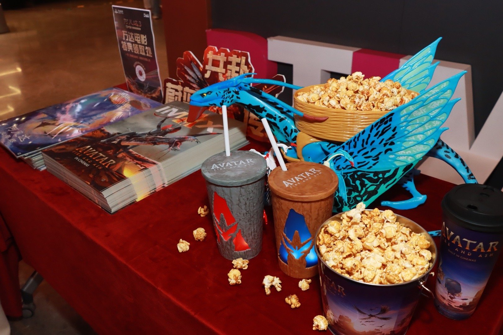 看阿凡达3身边坐着真阿凡达 去影院看《阿凡达3》，结果邻座是“剧组演员”？cos