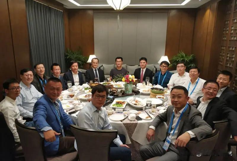 恭喜张老板喜提中国首富， 历史就是这样，坐在这张桌子上的都是牛人，至少2个人已经