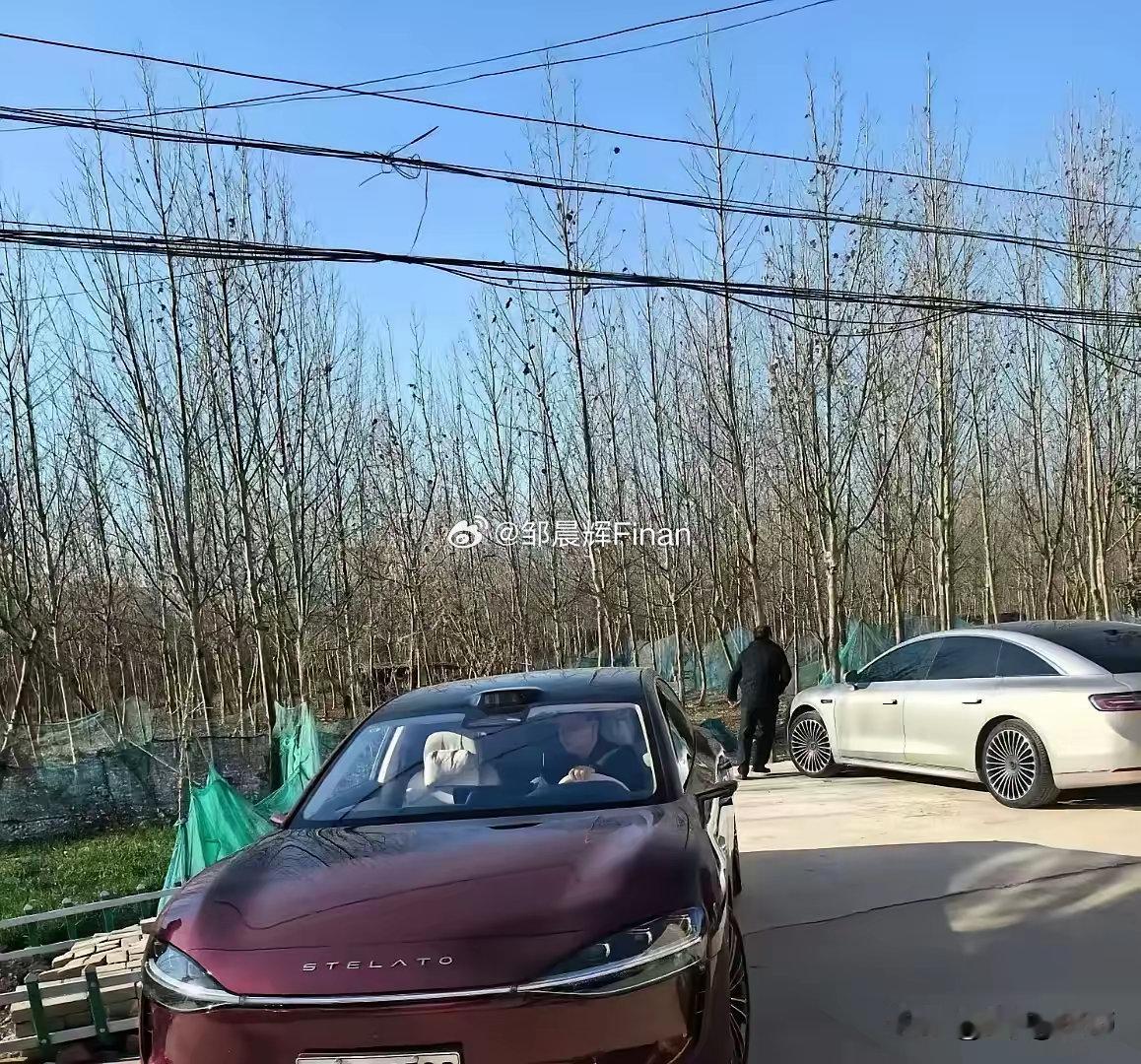 华为大嘴余承东回家过年了，和亿万打工仔回家过年一样的流程，一样的场景，和你我没有