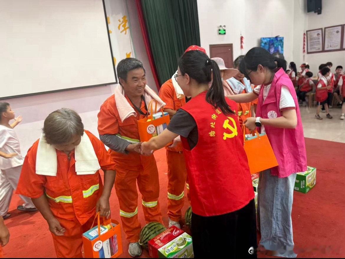 台州路桥萌娃志愿者为环卫工人送上夏日清凉此次家校社联动公益实践，让孩子们近距离感