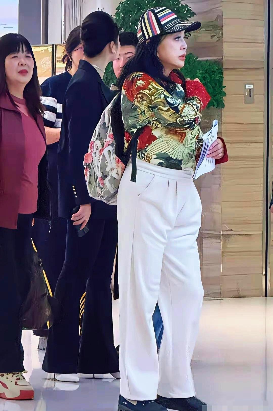 一眼扫过去，那套花衬衫叠着花帽子、再背个花双肩包，色块挤在一起时，镜头像失焦了。