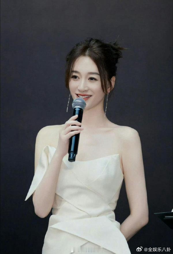 李小冉我每天吃一个唐僧 李小冉真的岁月不败美人，皮肤气质双绝，吃唐僧实锤 