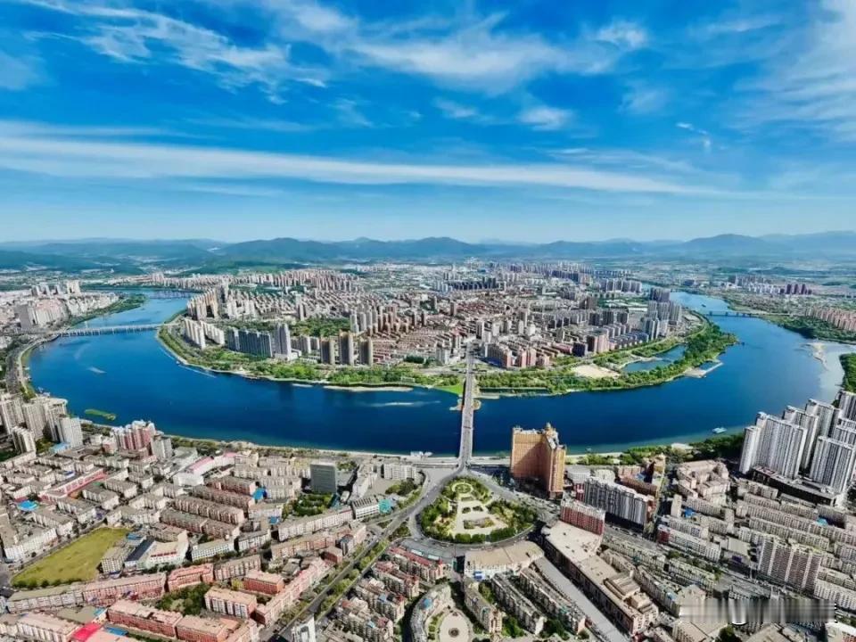 吉林这个名字，距今已有353年的历史，最早叫吉林乌拉，后来省略了乌拉，就叫吉林。