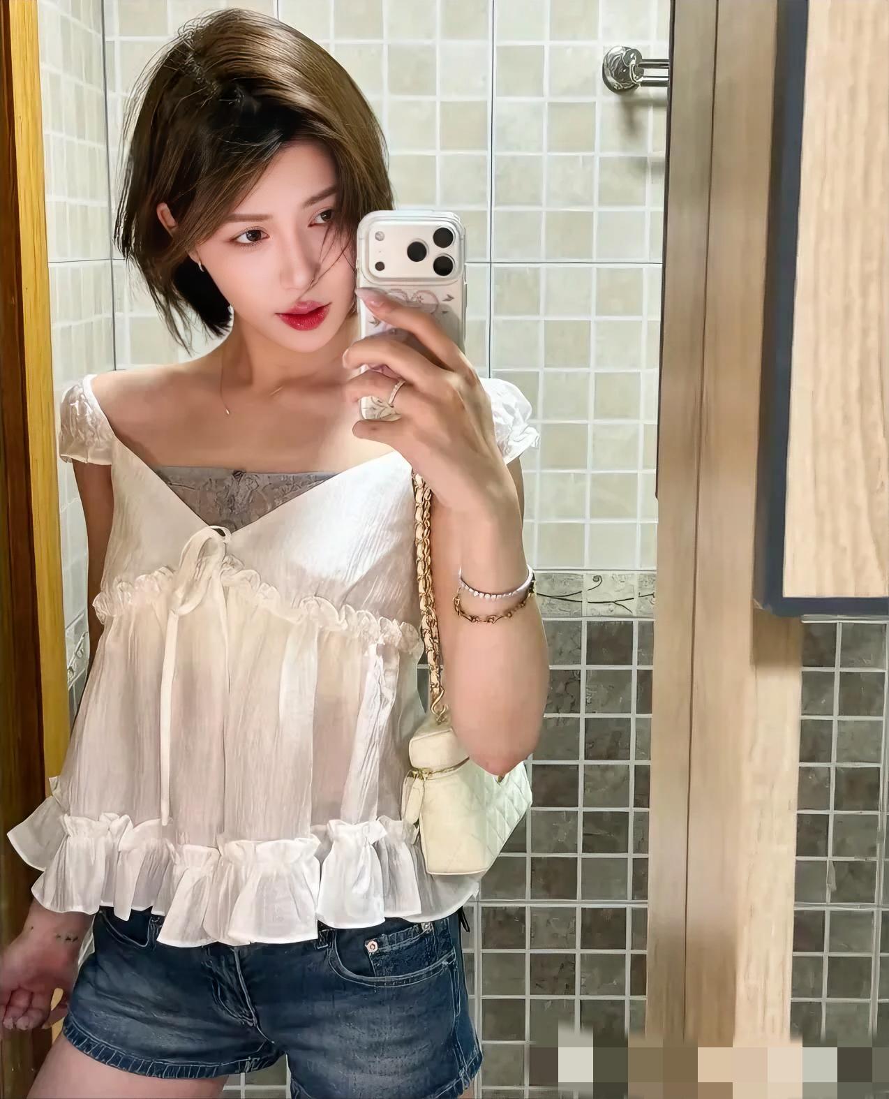 什么样的女性才叫有气质? 有些美女，光是存在就成了经典，让人过目难忘。
林青霞是