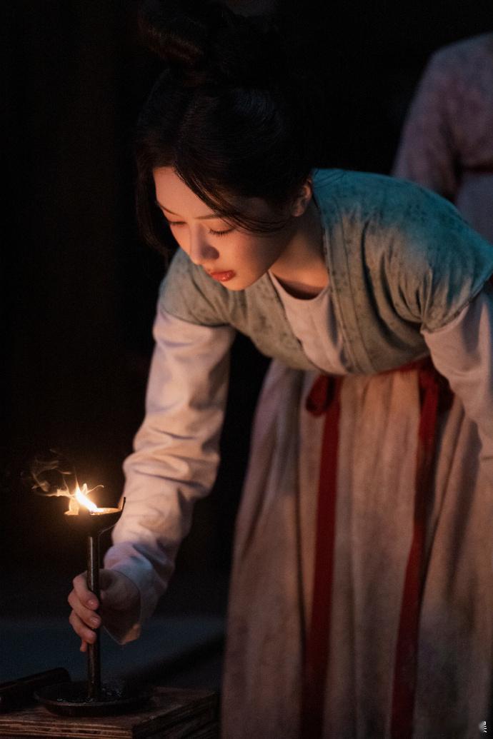 何惟芳总能在幽暗中开出花来  何惟芳重获新生 何惟芳在幽暗中的奋斗历程令人动容，