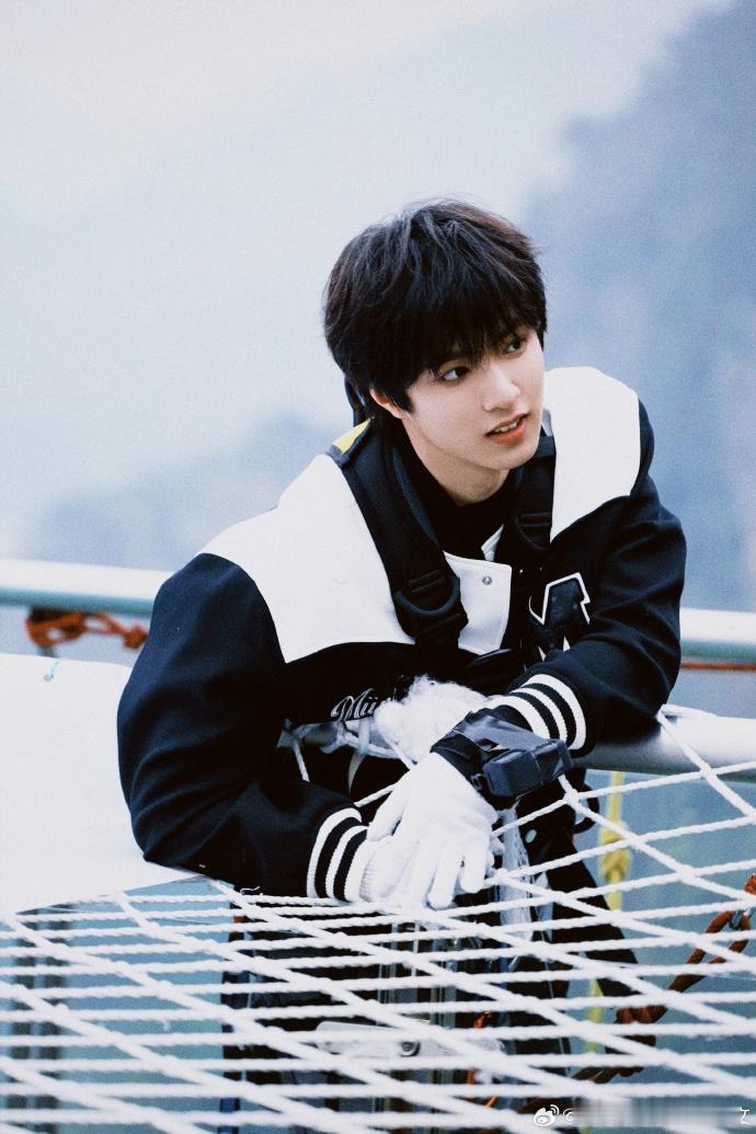 刘耀文连秋裤都是应援色刘耀文也太宠粉了吧！连秋裤都是应援色耀月银白，儒家男孩洗澡