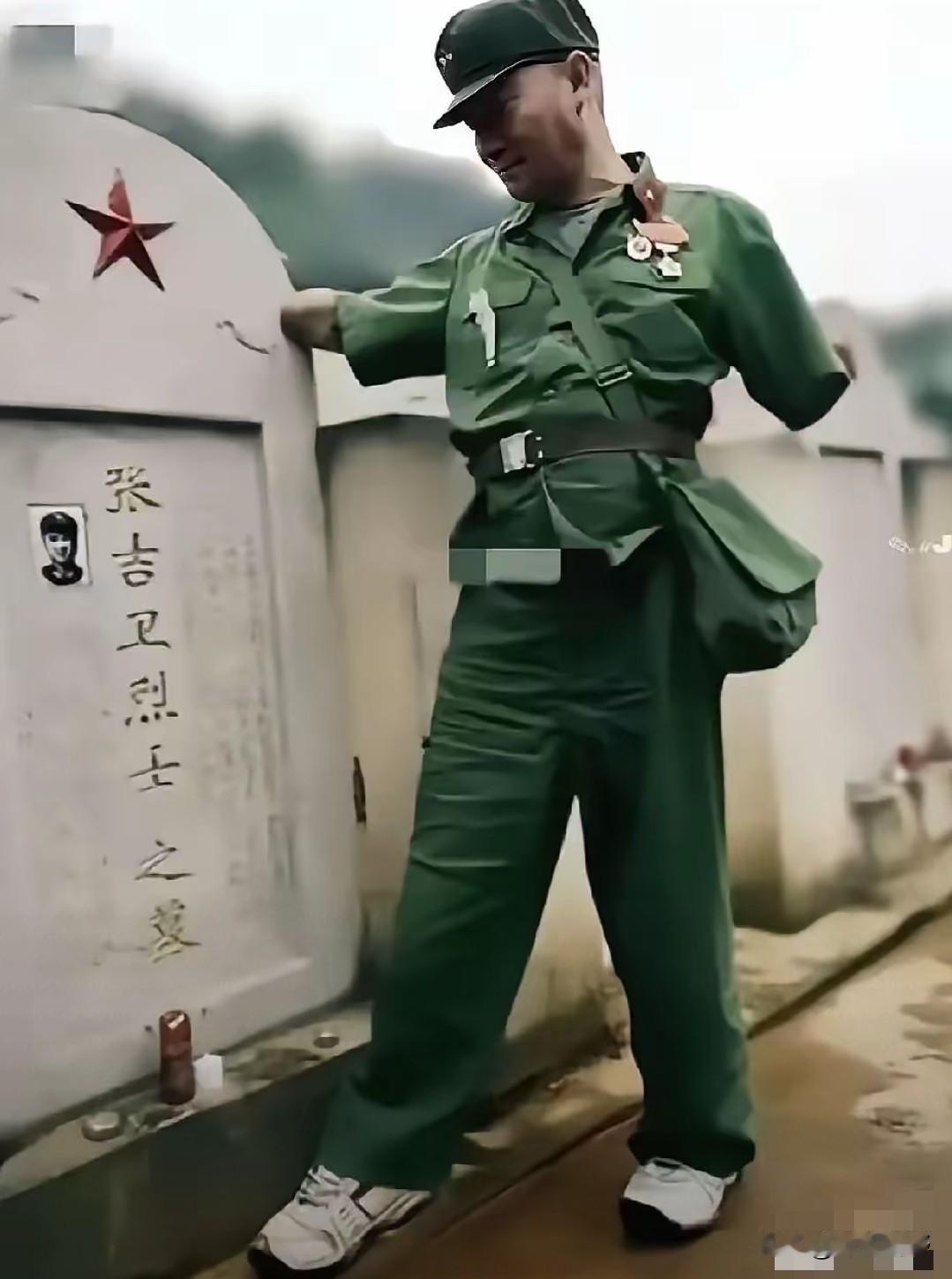 断臂英雄谢圆跃：老山战场的生死守护，一身残骨守家国
这位断臂老兵名叫谢圆跃(也写
