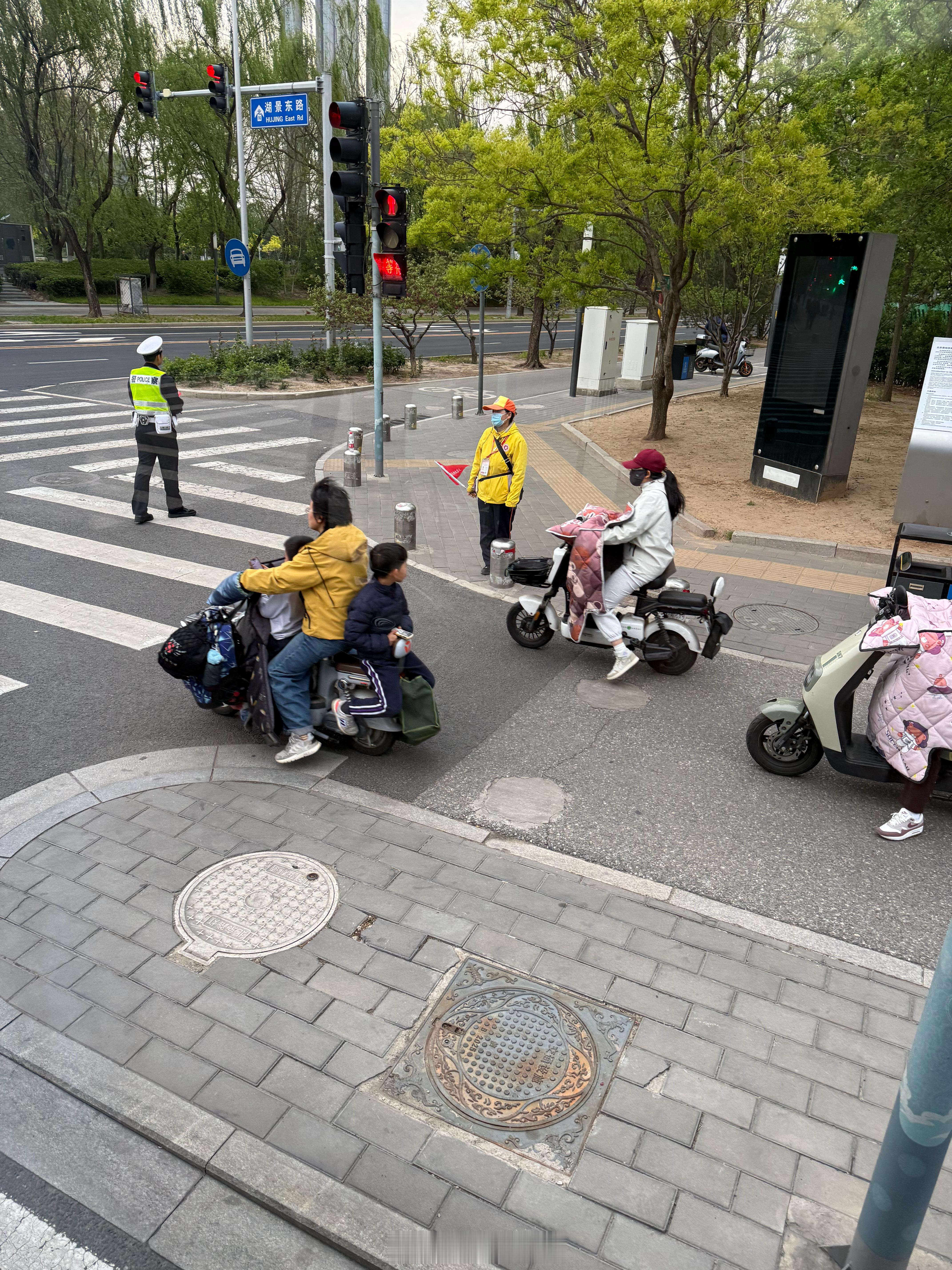 北京骑电驴不用戴头盔吗？一个电驴带两个小孩，正反各一个，交警就站在脸上，不可思议