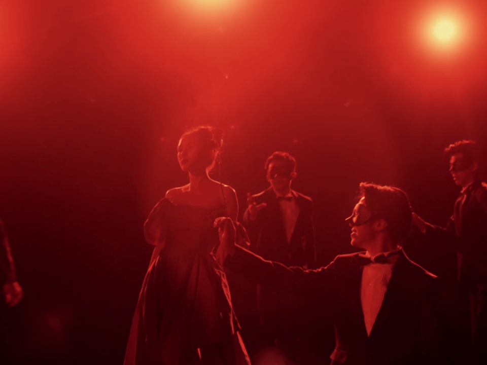 剧还没播先吻上王子文 🥀好爱李晓兮这种清醒沉沦的人设！不是盲目沦陷，而是带着分