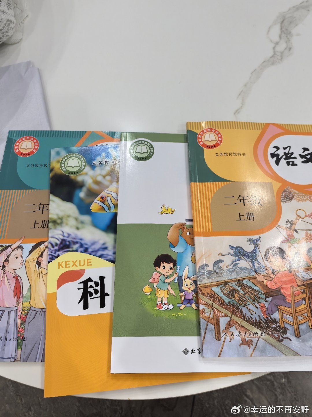 今天开学第一天是不是今天所有的妈妈都在包书皮我家队友是指望不上给我说要加班我吃完