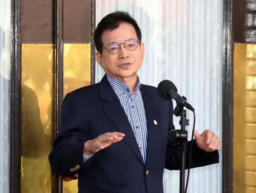 斑马线未礼让行人，赖士葆连撞两女！73岁高龄的国民党资深立委赖士葆，昨天晚上开车