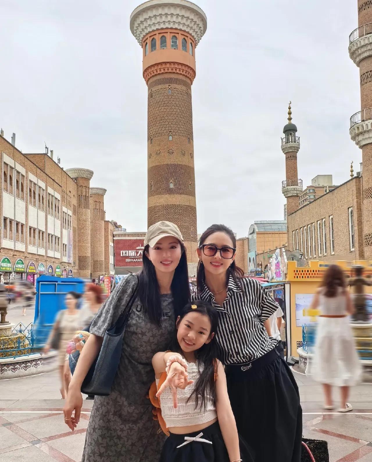 我太喜欢高董璇的女儿小酒窝这小姑娘啦，这简直就是理想中的娃。

感觉她比她爸妈都