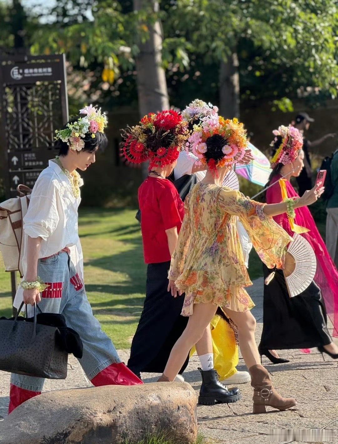 余宇涵一路繁花簪花路透 余宇涵穿上这件白衬衫，简直是帅气爆棚！每个镜头都像是一幅