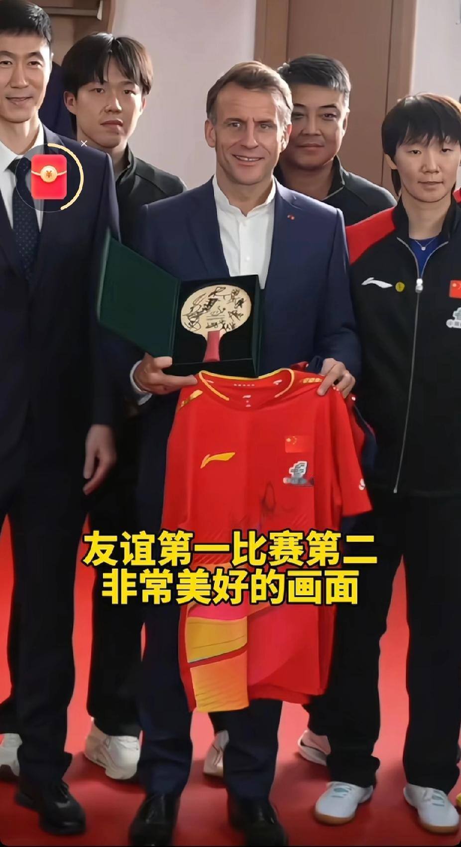 法国总统马克龙访华时
居然打起了乒乓球！中法这场"乒乓外交2.0"在成都上演，现