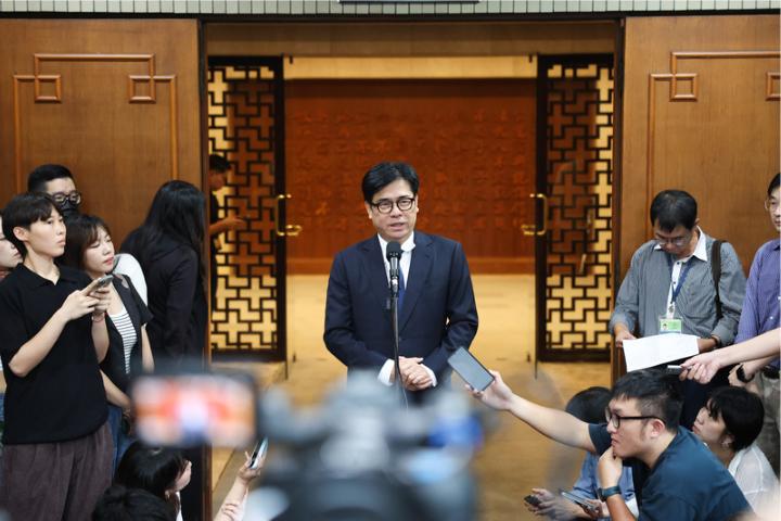 蒋万安爆政院食安会议火药味！陈其迈怒问「20％谁定的？」现场无人敢回答

梅花新