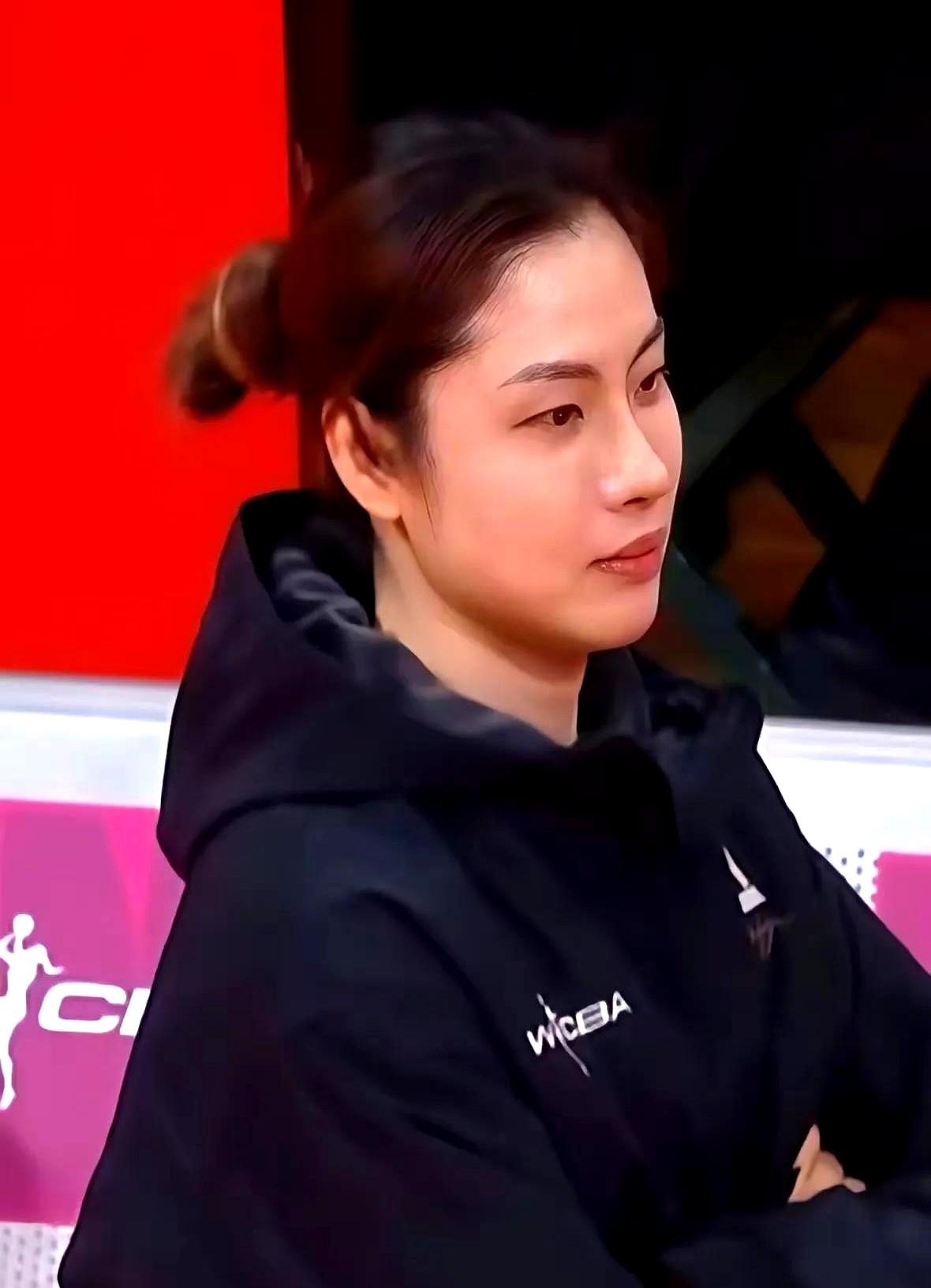 38岁，她先画战术板，再换球衣，最后18分收割比赛。

四川女篮11分拿下江苏，