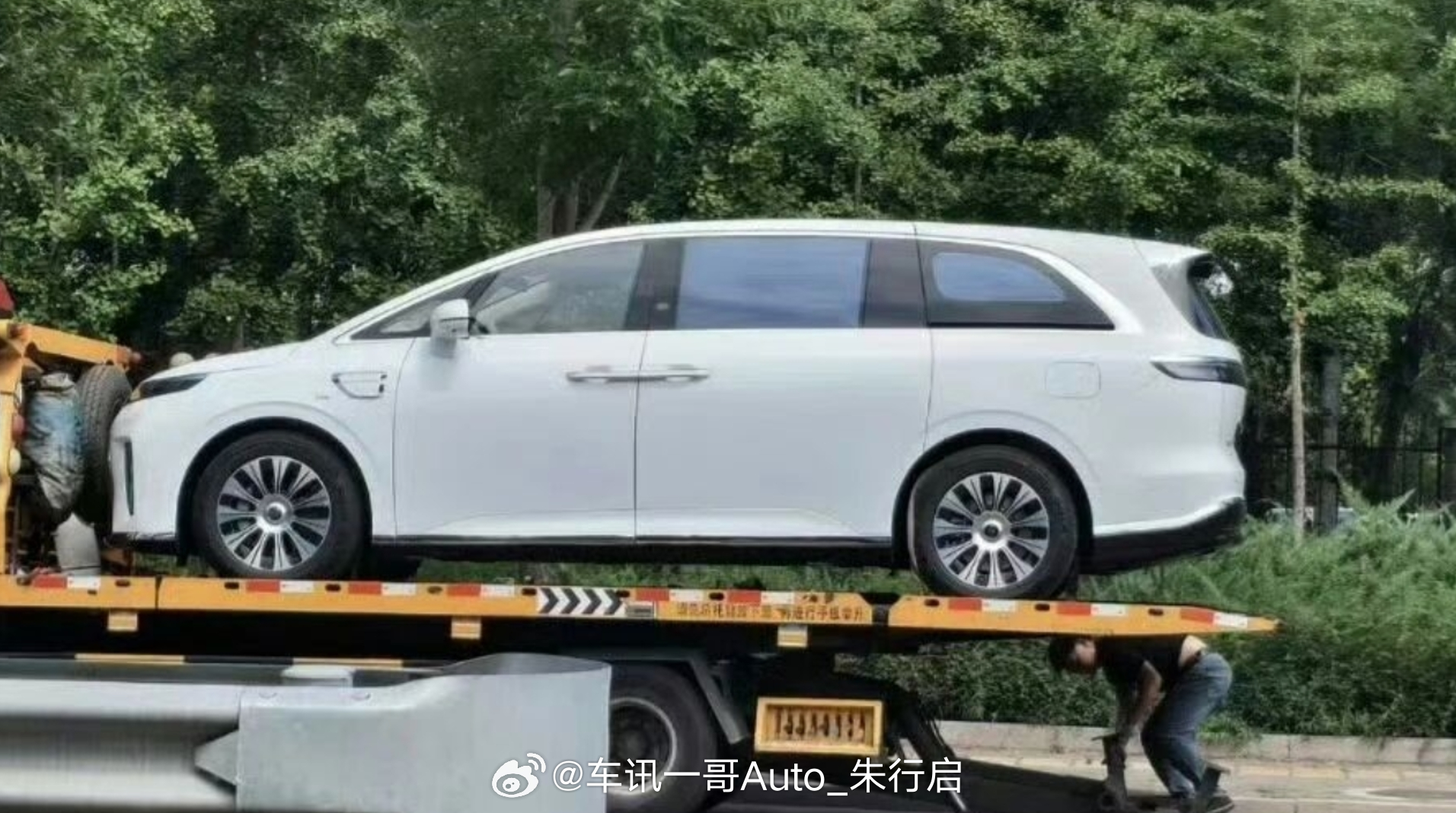 享界V8内饰造型曝光，享界V8已在新车准入目录中现身，因此整车参数层面无秘可保，