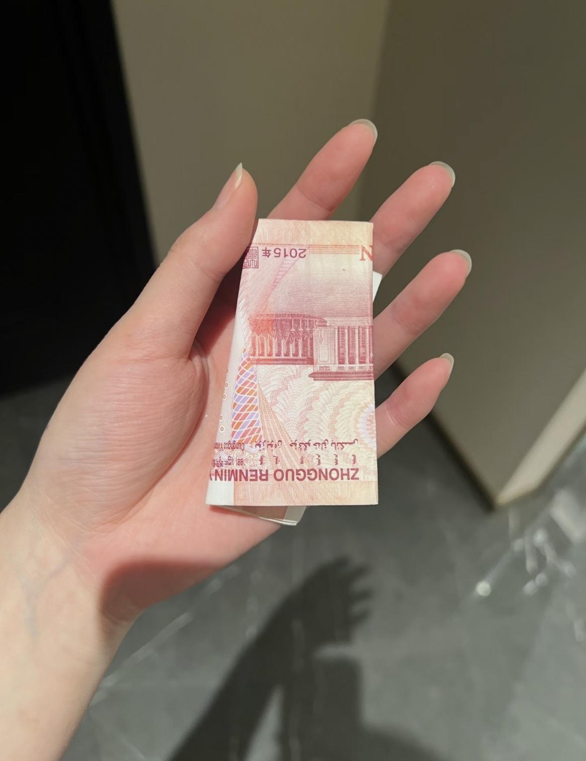 每次婆婆来我家打扫完卫生，我都给她100块，我还会特别开心，婆婆说，“这是对我劳