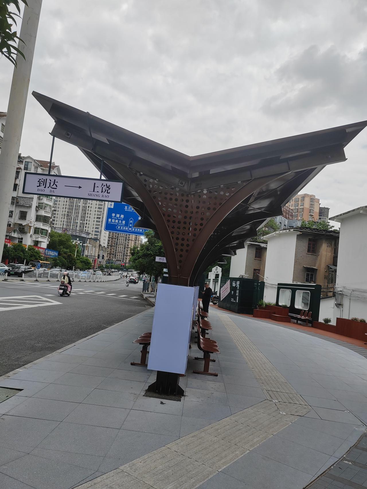 上饶市铁路新村二路饶铁357公交站台，站台修饰的非常美观大方，也有铁路地域特色，