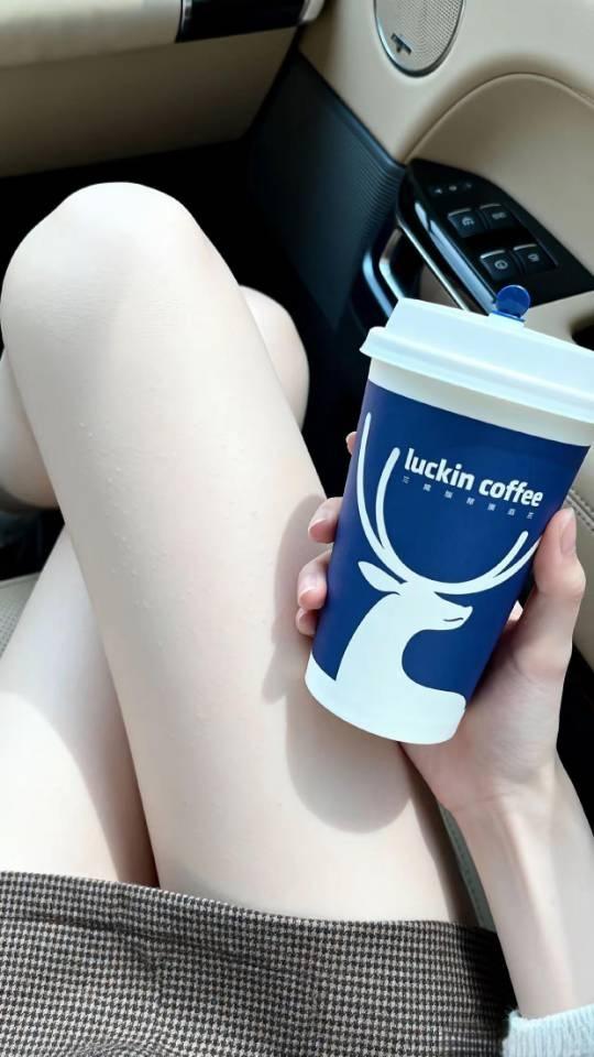 第一杯咖啡，奶白奶白的