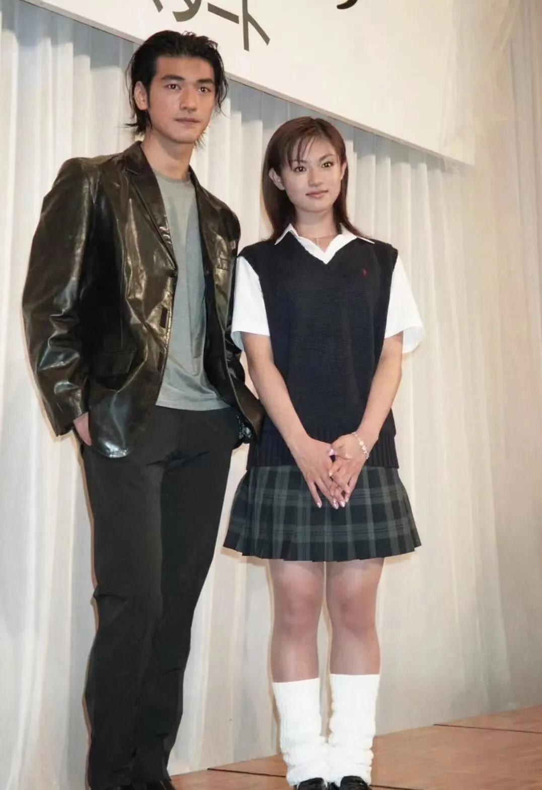 25岁的金城武和16岁的深田恭子，两人一起合作《神啊再多给点时间》，这部剧除了不