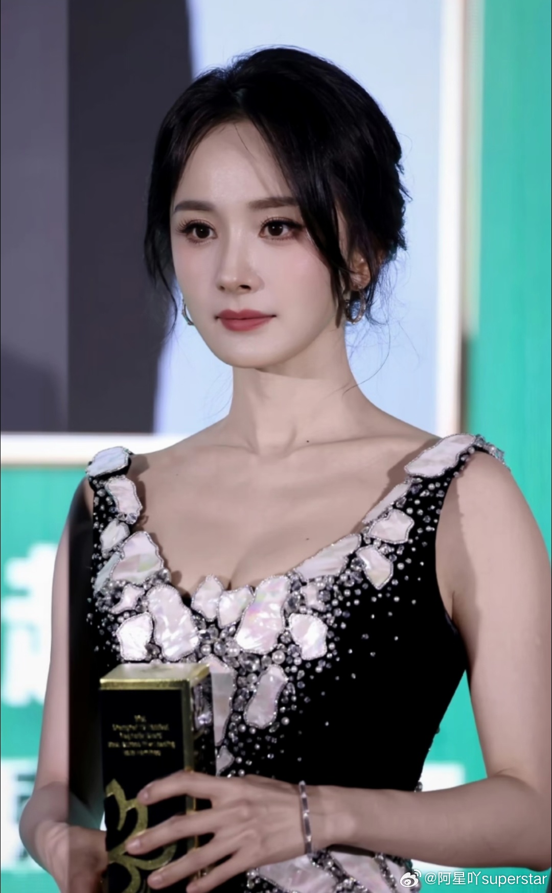 杨幂是85花里面比较拼的。产量上，年均2-3部戏，综艺、代言、公司运营三线并行，