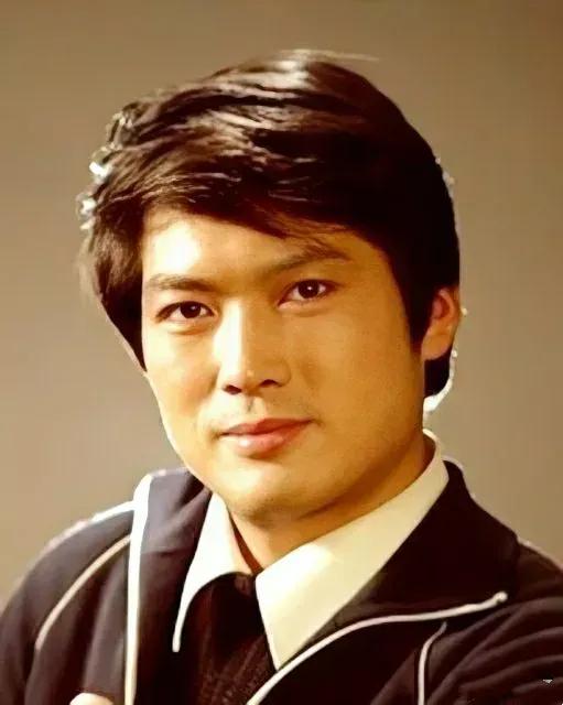 这位80年代长影厂的男星，大家还记得他是谁不？
要说帅，长得也不算有多帅。但精神