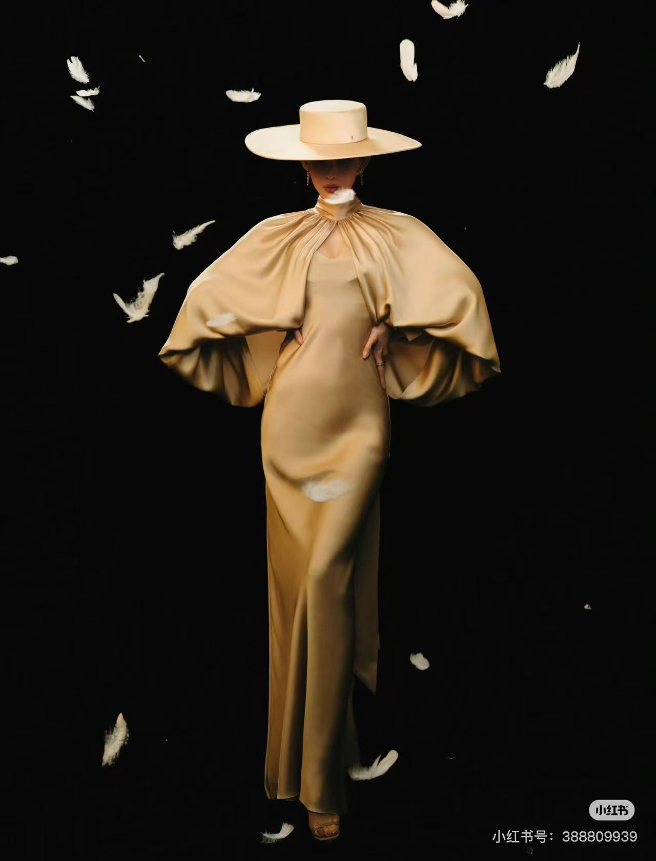 本来想随便刷刷就睡了，结果被娜扎美得睡不着！！这身太适合她了，感觉下一秒就要说出