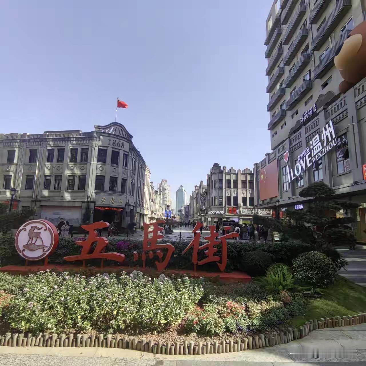 温州的这个五马街边上的这个地方有这么一幢楼，看似一幢楼，其实是两幢吧！这个门是不