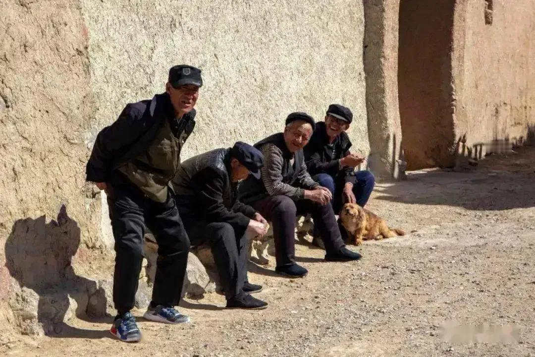 这些农民没楼房，
如今都在晒太阳。
家长里短思旧事，

夕阳余霞发微光！