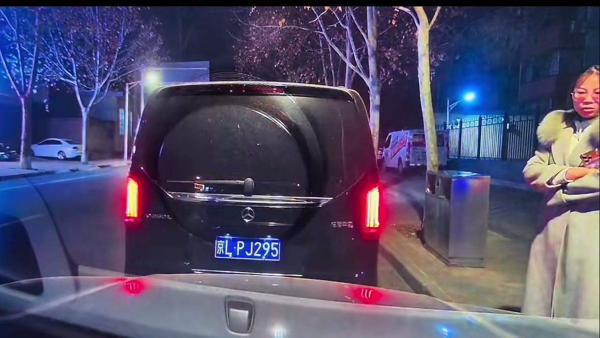 晾衣姐！两车刮蹭，在等交警过来处理的时候，某女子突然从后备箱拿出印有西藏公安的警