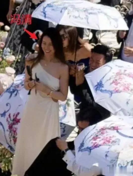 王宝强带女友参加甄子丹结婚二十周年纪念日，这是他们第一次公开合体，看来两人感情比