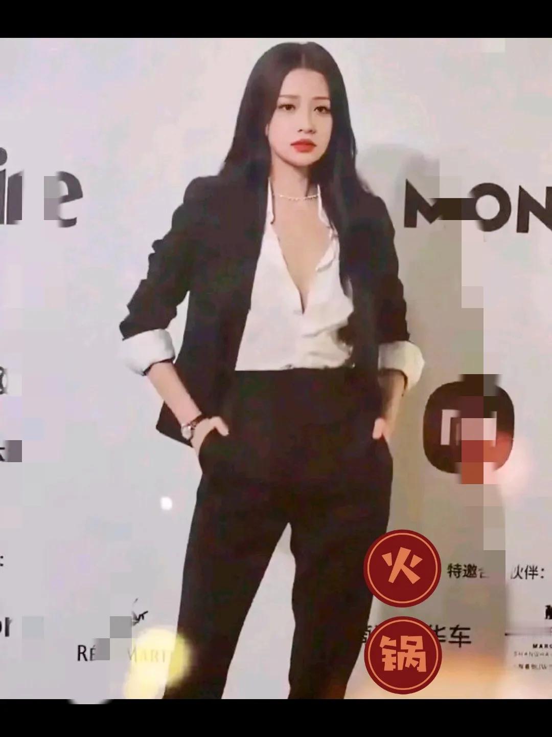 这是那个明星，在台上忘了扣扣子，发现后立马用手捂住，是有意还是无意的。大家品品