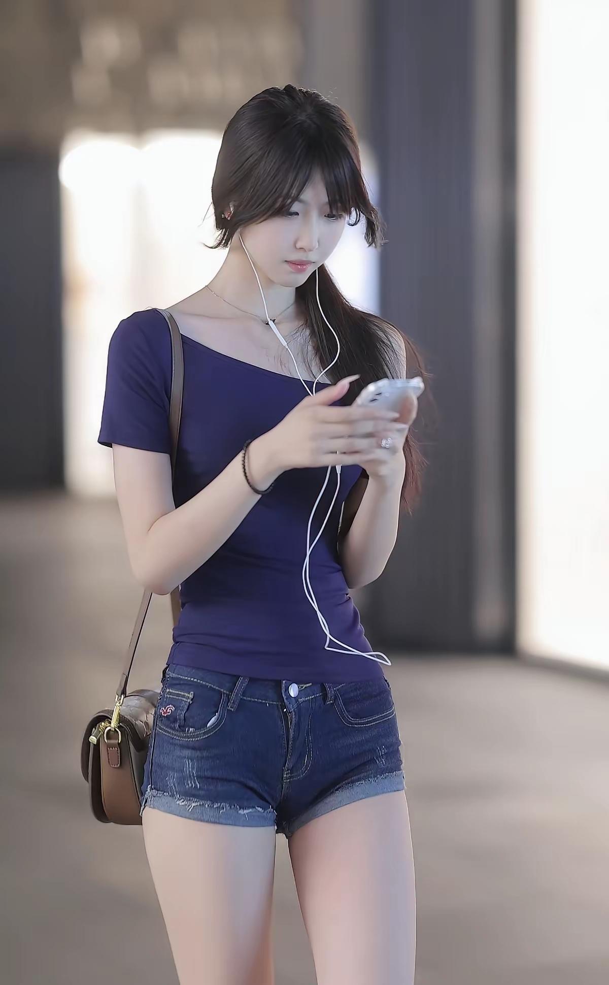 都市少女漫步街头