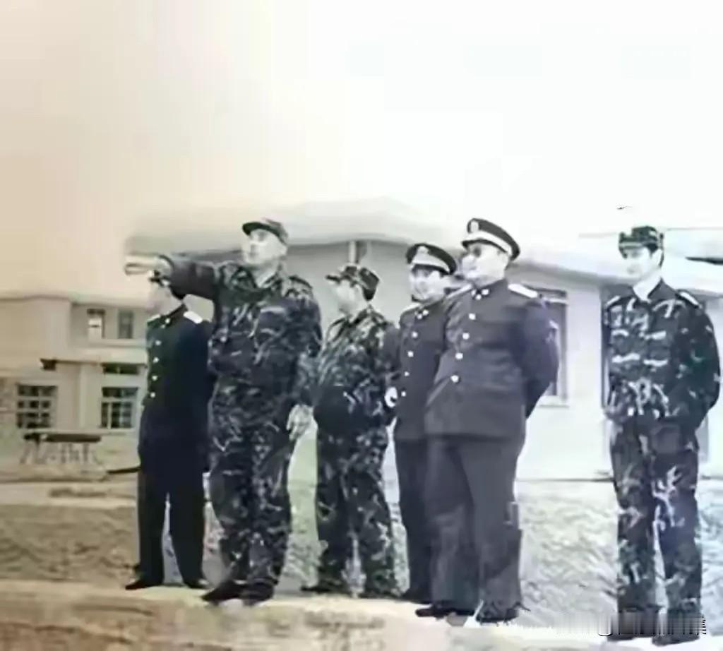 1996年2月，广州军区司令员陶伯钧（右二）在到163师488团检查工作，前右一