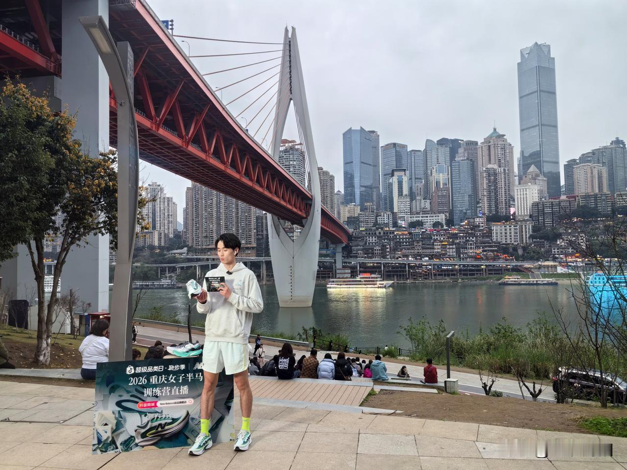 重庆江北嘴江滩公园，简直是城市里的宝藏打卡地。它曾是乱石江滩，经治理后变身集健身