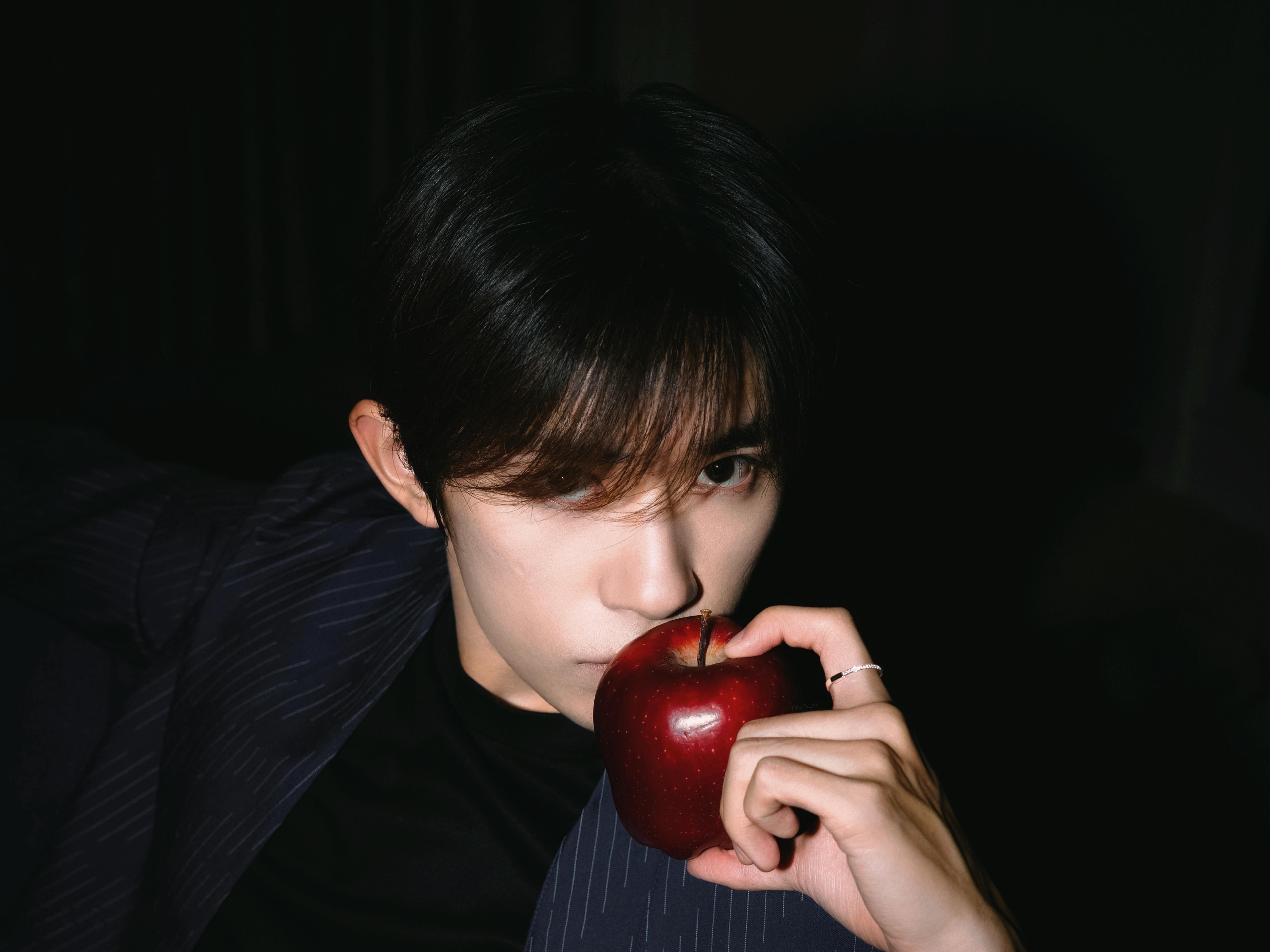 【修图丨壁纸】🍎易烊千玺小小的我刘春和还在发力易烊千玺三部主演电影进榜四字 易